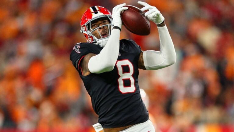 Pitts signing tag, reports to Falcons' workouts