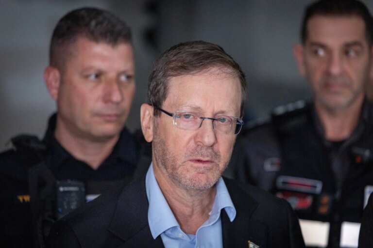 Wagering on a plea deal for Netanyahu, Herzog takes a risky bet on his pareve approach