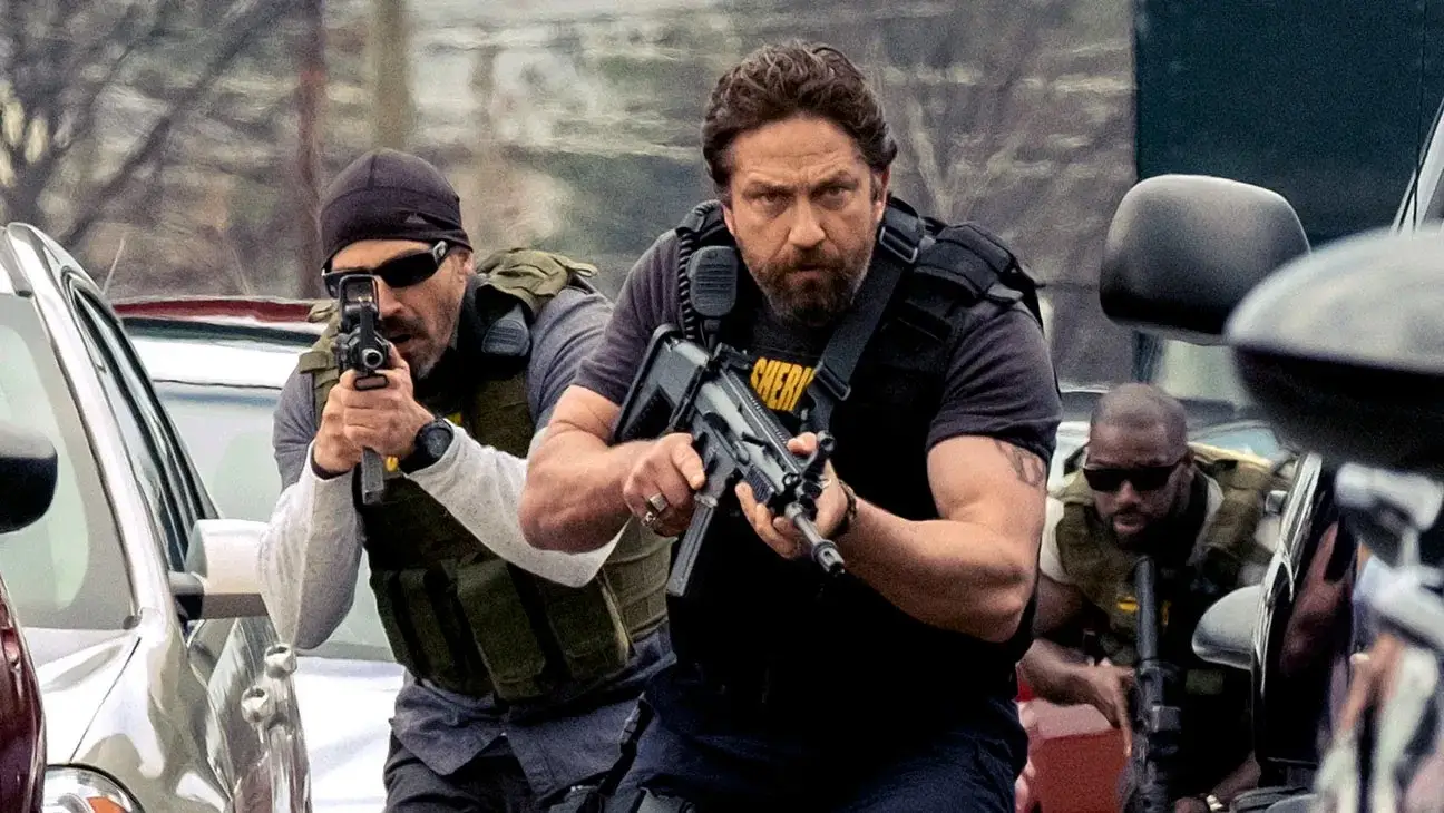 Gerard Butler holding a gun in Den of Thieves movie