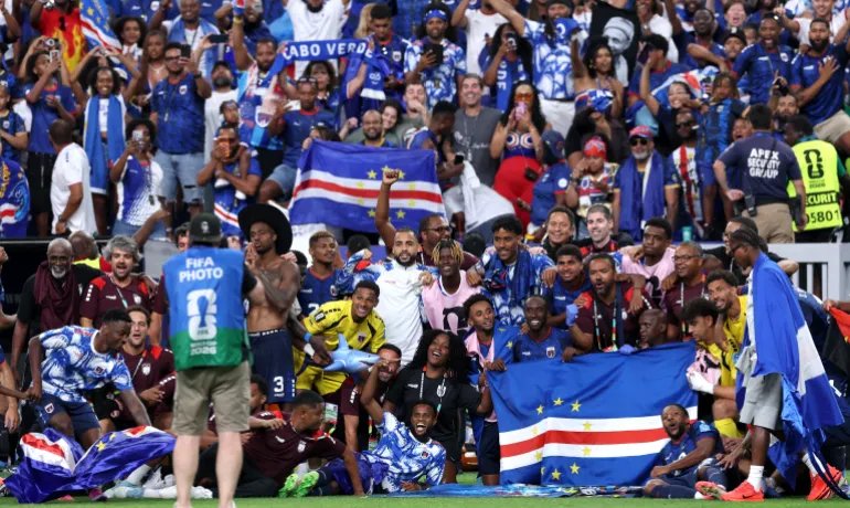 HOUSTON, TEXAS - JUNE 26: Cabo Verde players celebrate after the 0-0 draw during the FIFA World Cup 2026 Group H match between Cabo Verde and Saudi Arabia at Houston Stadium on June 26, 2026 in Houston, Texas. Michael Steele/Getty Images/AFP (Photo by MICHAEL STEELE / GETTY IMAGES NORTH AMERICA / Getty Images via AFP)