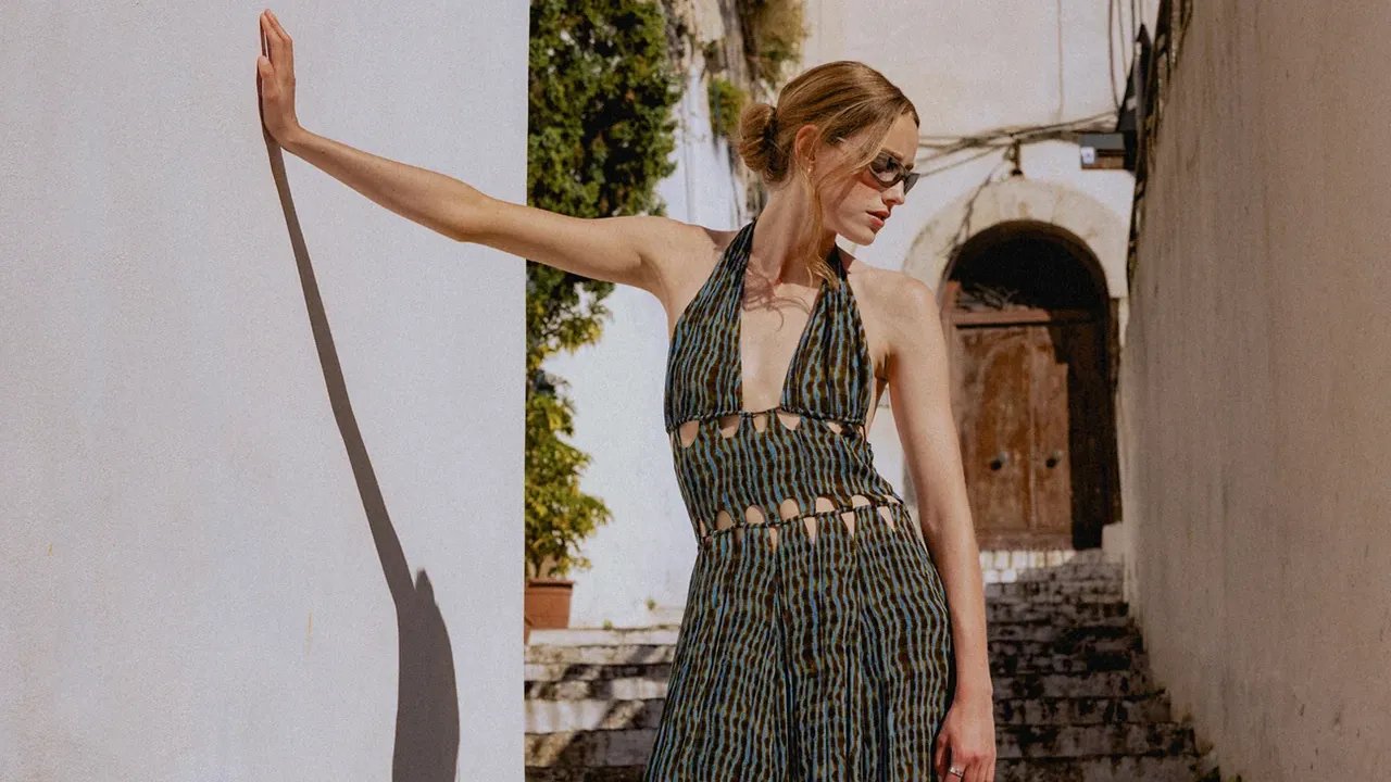 32 Colorful Beach Wedding Guest Dresses to Wear to Seaside