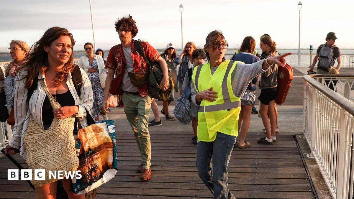 France orders evacuation of tourist spot as hundreds flee wildfires by boat France orders evacuation of tourist spot as hundreds flee wildfires by boat