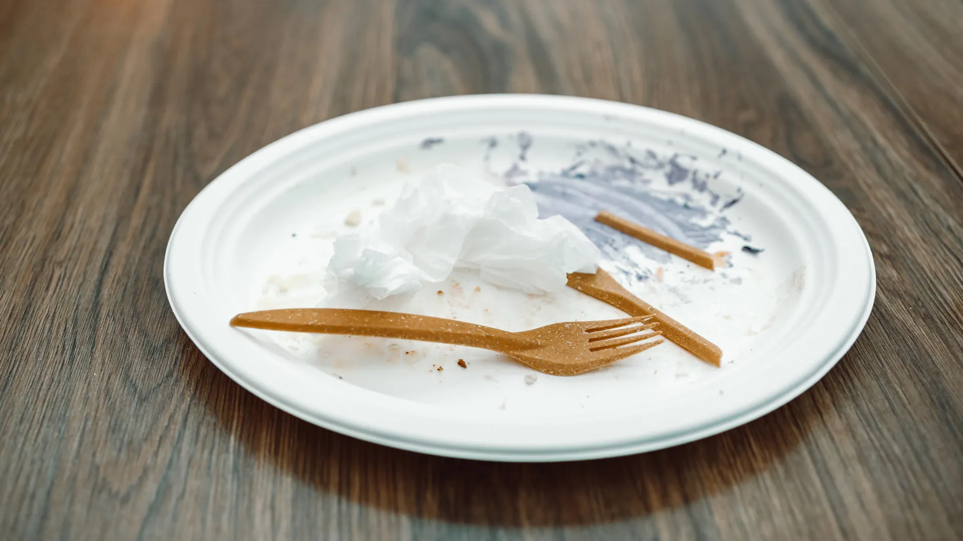 New “living plastic” self-destructs in just 6 days without leaving microplastics